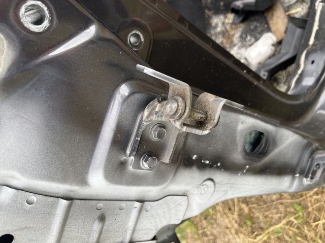 Шарнір передніх лівих дверей KD5359210 MAZDA
