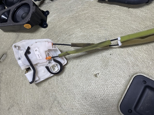Замок водійських дверей KD5359310 MAZDA