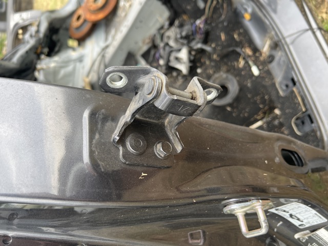 Завіса дверей задніх лівих KD5373210 MAZDA