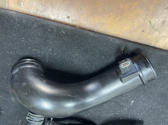 Патрубок повітряний, вихід повітряного фільтра SH0113231A MAZDA