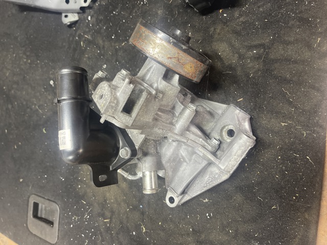 Насос охолоджуючої рідини SH0115010A MAZDA