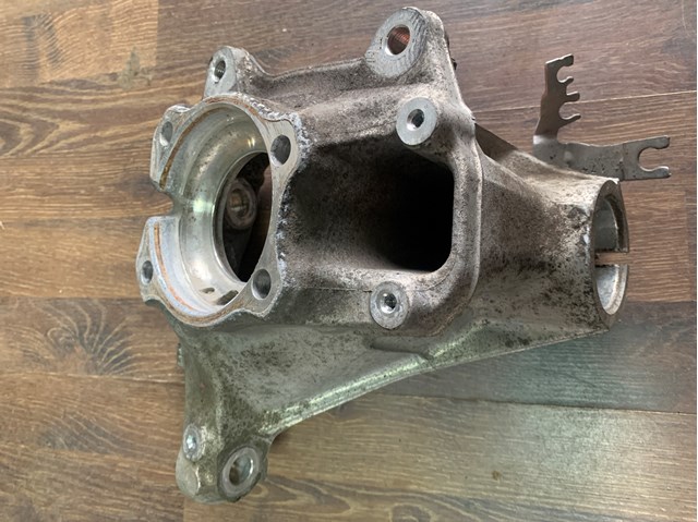 Цапфа передні праві 31216882598 BMW