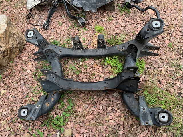 Балка задньої підвіски поперечна 33316863815 BMW