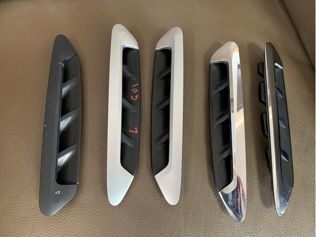 Накладка переднього правого крила 51138064806 BMW
