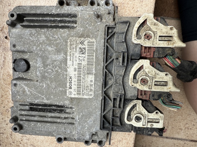 Комп'ютер двигуна 0281018228 PEUGEOT