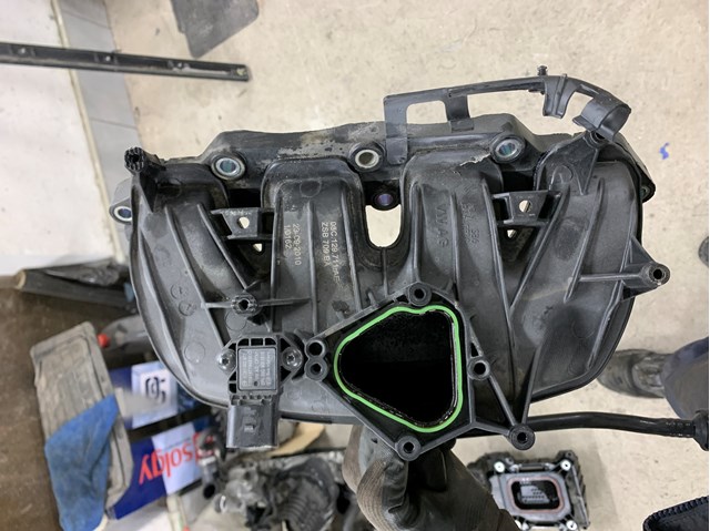 Колектор впускний верхній 03C129711AE VAG