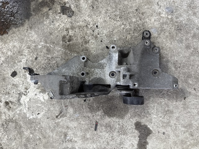 Кронштейн кріплення генератора 03L903139D VAG