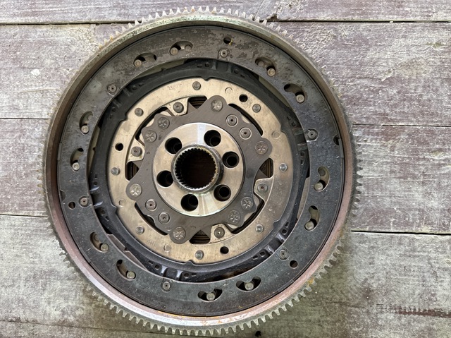 Демпферний маховик 04L105266AE VAG