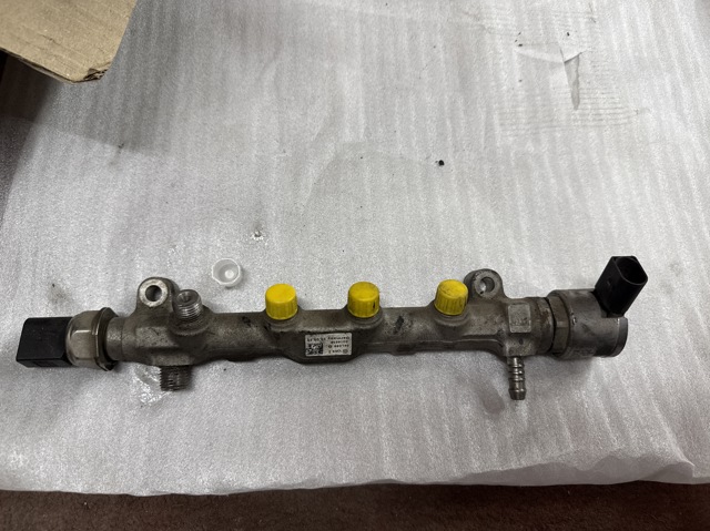 Регулятор тиску палива 04L130764C VAG