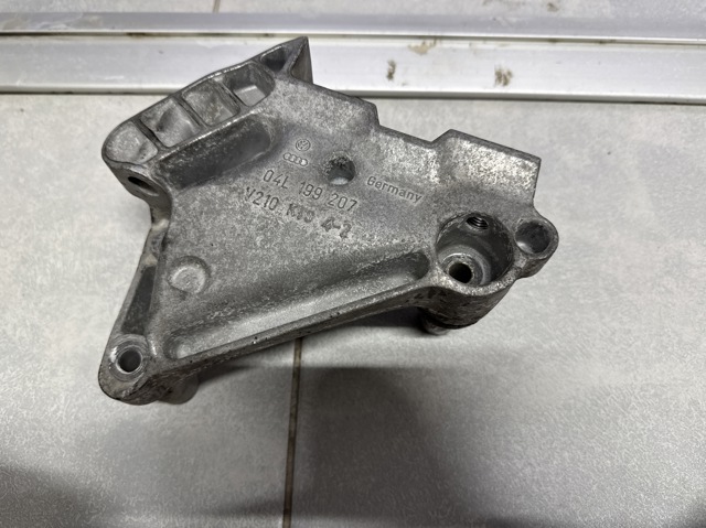 Кронштейн подушки (опори) двигуна, правої 04L199207 VAG