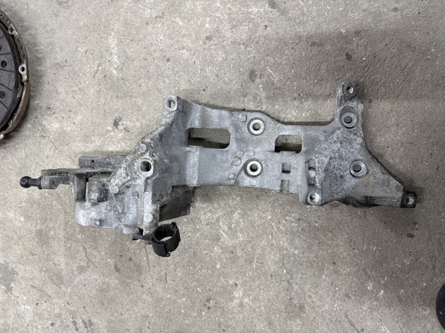 Кріплення генератора 04L903143B VAG