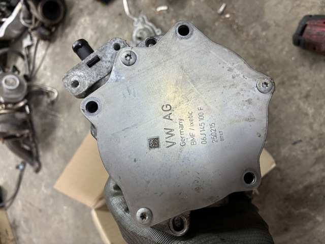 Насос вакуумний 06J145100F VAG