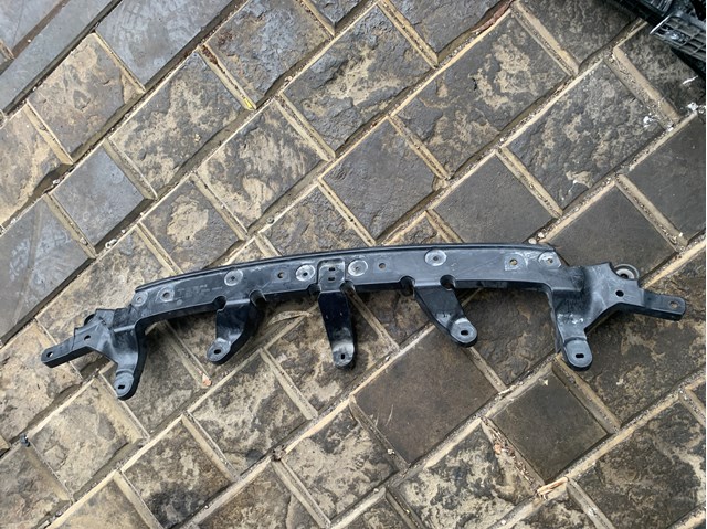 Кронштейн решітки радіатора 104702000E Tesla Model