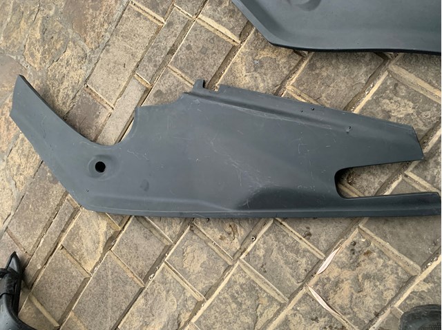Накладка переднього лівого крила 106047700B Tesla Model