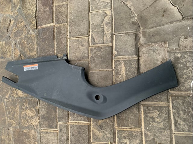 Накладка переднього правого крила 106047900B Tesla Model
