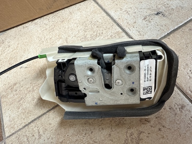 Замок передніх пасажирських дверей 106896300L Tesla Model