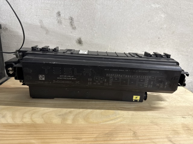 Корпус запобіжників 109440502D TESLA