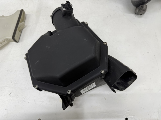 Корпус повітряного фільтра, правий 13717846268 BMW