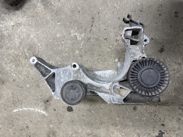Кронштейн генератора 13992010 BMW
