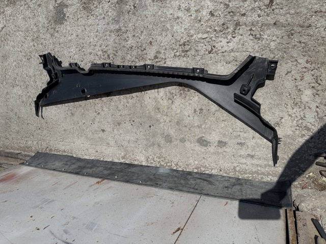 Водостік лобового скла, жабо 149260300B TESLA
