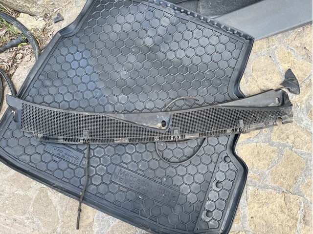 Водостік лобового скла, жабо 1638310144 MERCEDES