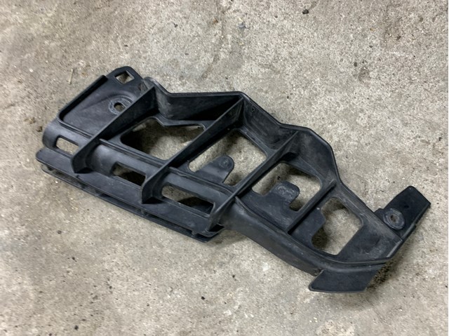 Кронштейн бампера переднього, правий 1T0807890C VAG