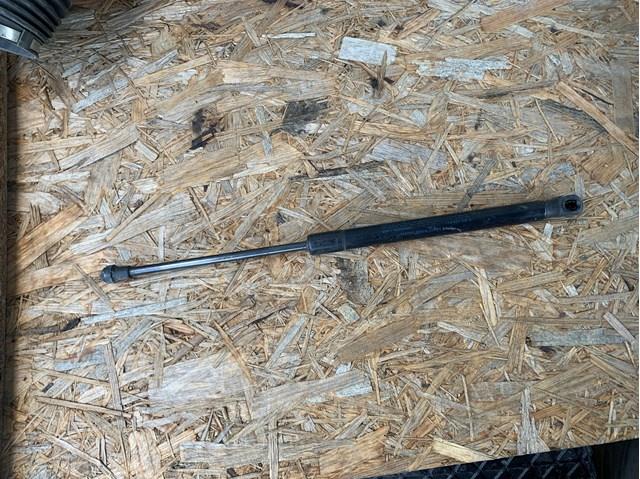 Амортизатор під капот Фольксваген Кадді III