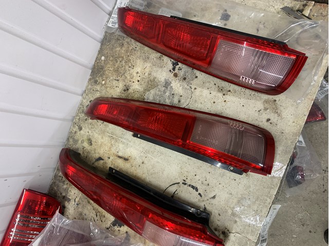 Ліхтар задній правий 26550EQ00A NISSAN