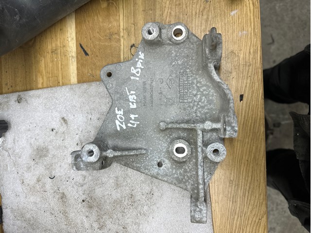 Кронштейн подушки (опори) двигуна, верхньої 296A68579R RENAULT
