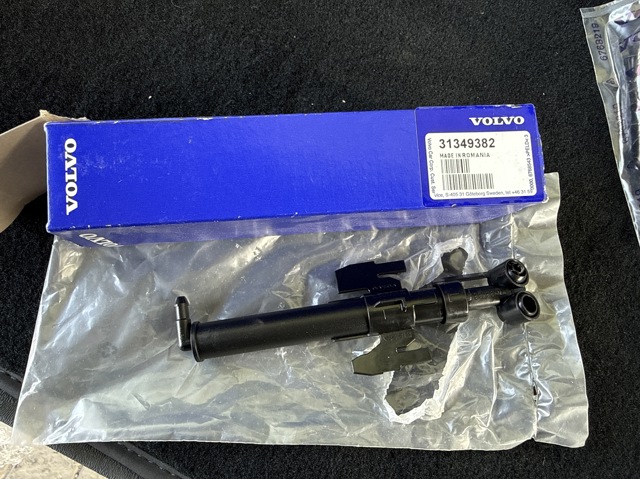 Форсунка омивача фари передньої, лівої 31349382 VOLVO