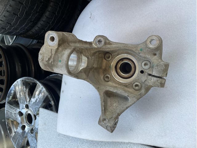 Цапфа поворотного кулака 31681837 VOLVO