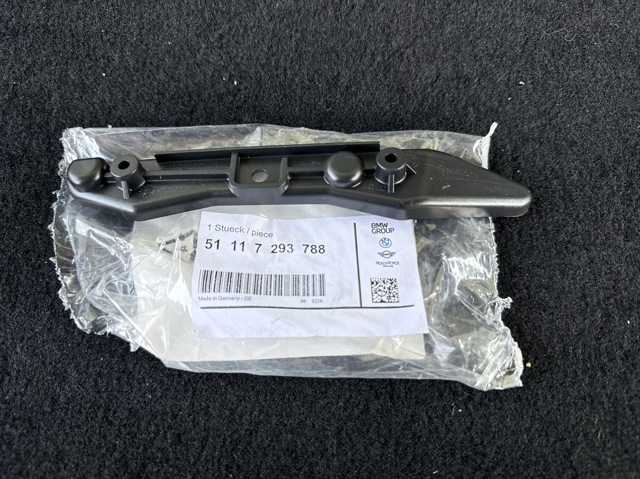 Кронштейн кріплення бампера переднього правий 51117293788 BMW