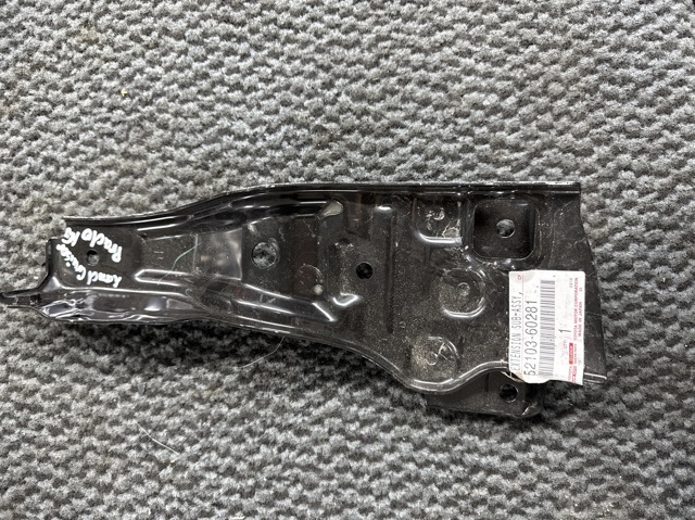 Кронштейн бампера переднього, лівий 5210360281 TOYOTA