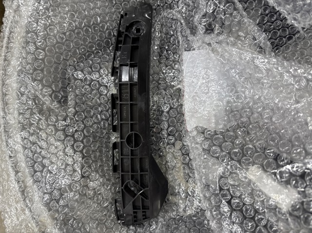 Лівий кронштейн кріплення бампера заднього 525760D262 TOYOTA