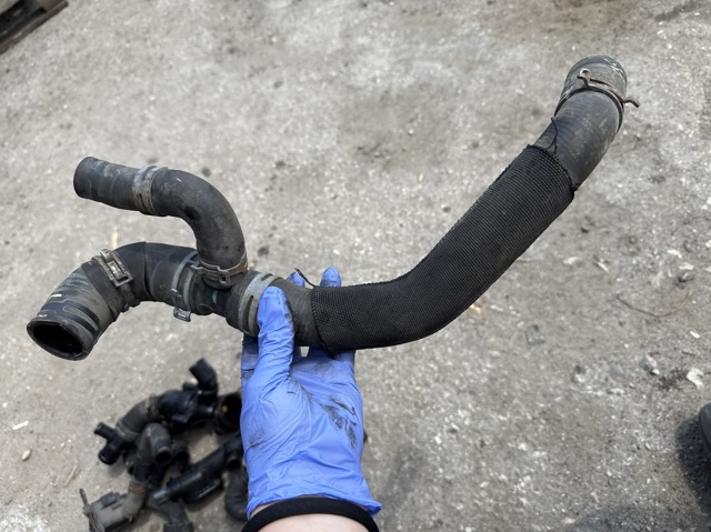 Шланг/патрубок радіатора охолодження, верхній 7E0121101E VAG
