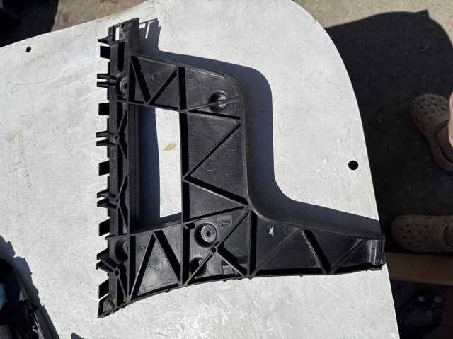 Напрямна заднього бампера, ліва 8K9807453 VAG