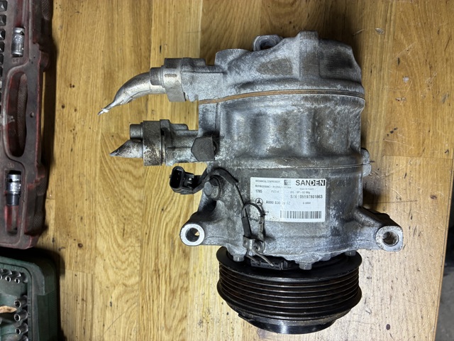 Компресор холодоагенту A0008303902 MERCEDES