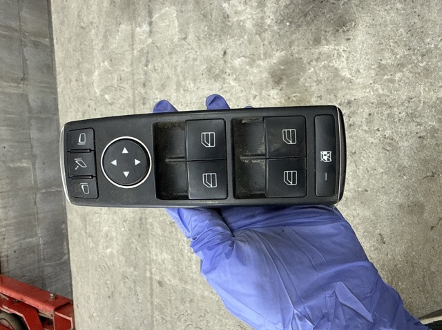 Кнопки переднього лівого склопід'ємника A2049055402 TESLA