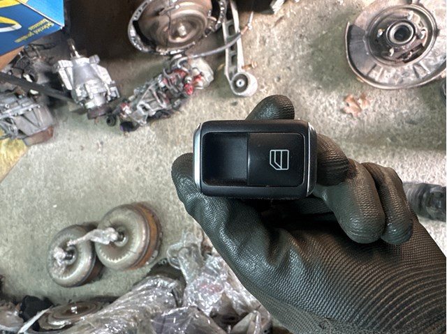 Кнопка підйомника переднього правого скла A2049055502 MERCEDES