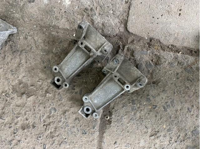 Кронштейн подушки (опори) двигуна, лівої A6122230004 MERCEDES
