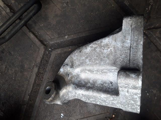 Кронштейн подушки (опори) двигуна, правої A6422230104 MERCEDES