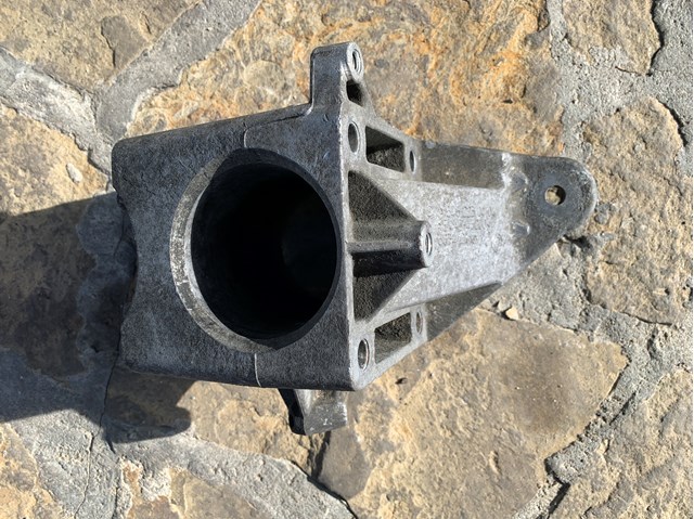 Кронштейн подушки (опори) двигуна, лівої A6462230404 MERCEDES