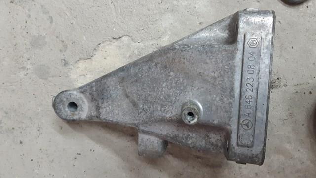 Кронштейн подушки (опори) двигуна, правої A6462230804 MERCEDES