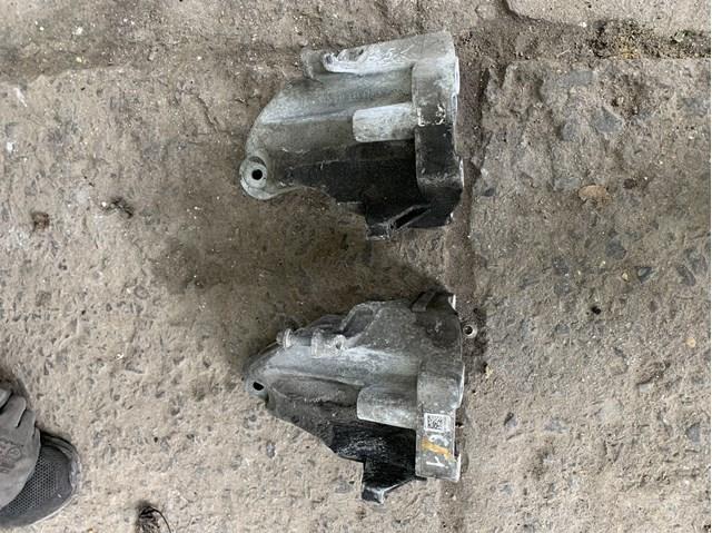 Кронштейн подушки (опори) двигуна, лівої A6512231704 MERCEDES