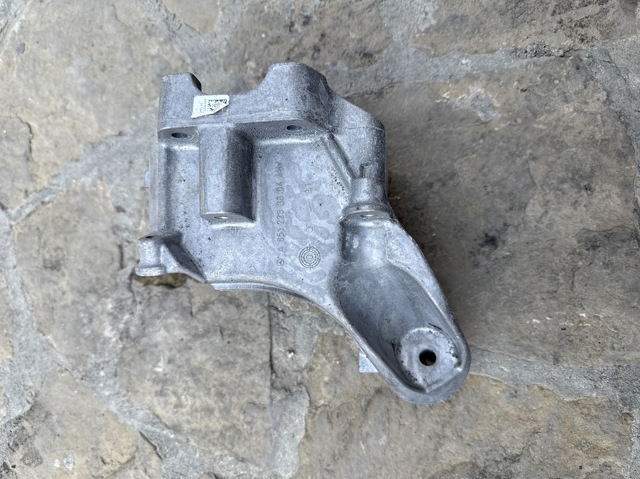 Кронштейн подушки (опори) двигуна, лівої A6512233804 MERCEDES