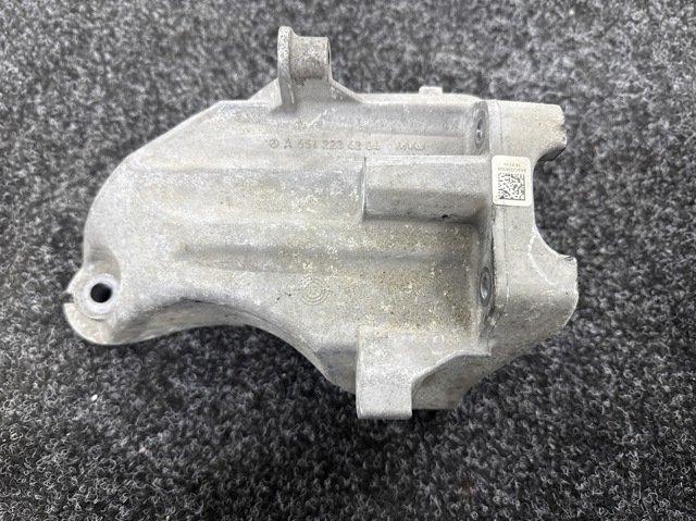 Кронштейн подушки (опори) двигуна, лівої A6512234204 MERCEDES
