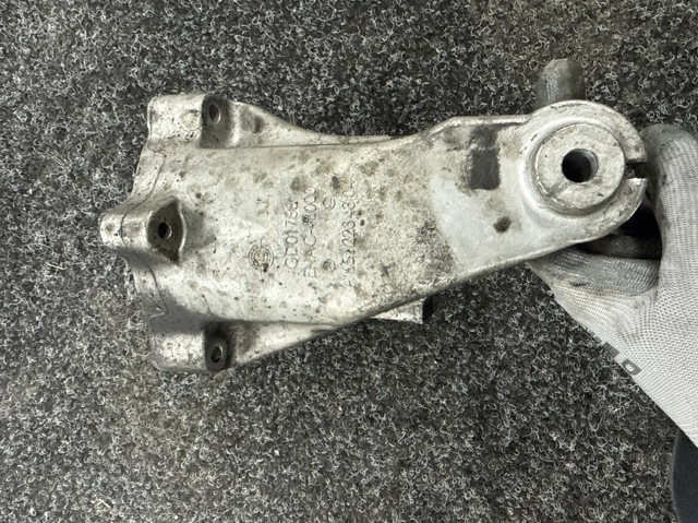 Кронштейн подушки (опори) двигуна, правої A6512234304 MERCEDES