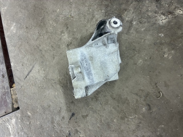 Кронштейн подушки (опори) двигуна, правої A6512235004 MERCEDES