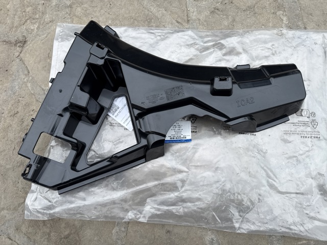 Кронштейн бампера переднього, правий KK2117D958AA FORD