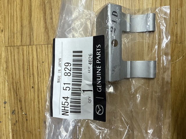 Кронштейн форсунки омивача фар NH5451829 MAZDA